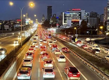 İstanbul'da Ara Tatil Sonrası Trafik Yoğunluğu Artış Gösterdi