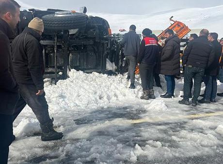 Tendürek Geçidi'nde Kar Küreme Aracının Devrilmesi: İki Can Kaybı