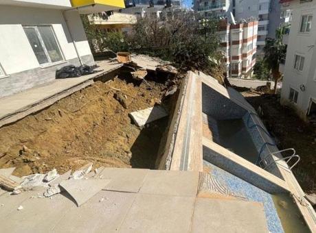 Yüzme Havuzu Çöktü: 7 Katlı Apartmanda Tahliye Süreci Başladı