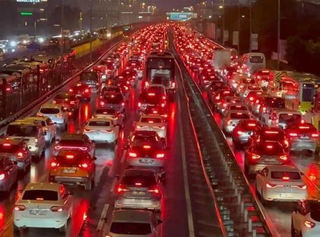 İstanbul'da Akşam Trafik Yoğunluğu Yüzde 76'ya Ulaştı