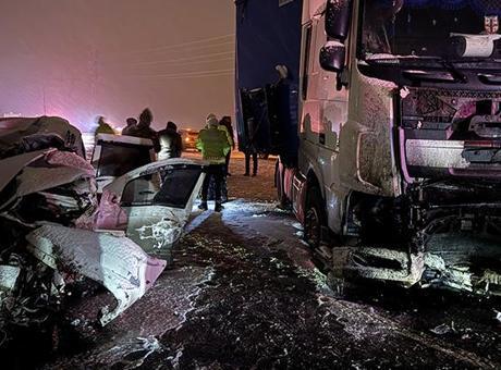 Erzurum'da Feci Kaza: Tır ile Çarpışan SUV Araçta 4 Kişi Hayatını Kaybetti